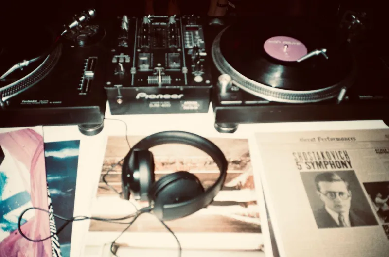 Digging in the Crates, Dodging the Lawyers: How Producers Are Sampling Jazz and Blues in 2024
